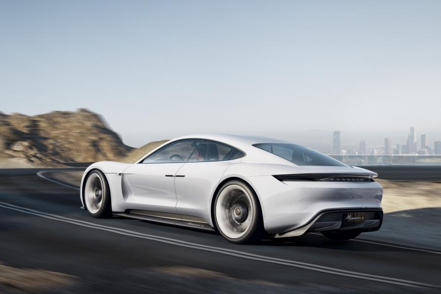  Porsche Mission E Concept 2015 года  (фото 6 из 12)